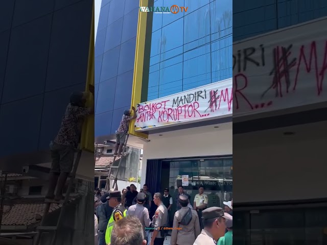 AKSI DEMONTRASI MASSA AMPPB PATI DI DEPAN BANK MANDIRI