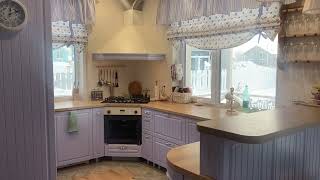 Кухня на заказ с деревянными фасадами, выкрашенными в светло-лиловый цвет