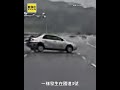 國道打水漂！苗栗轎車撞護欄2次 害後車破胎