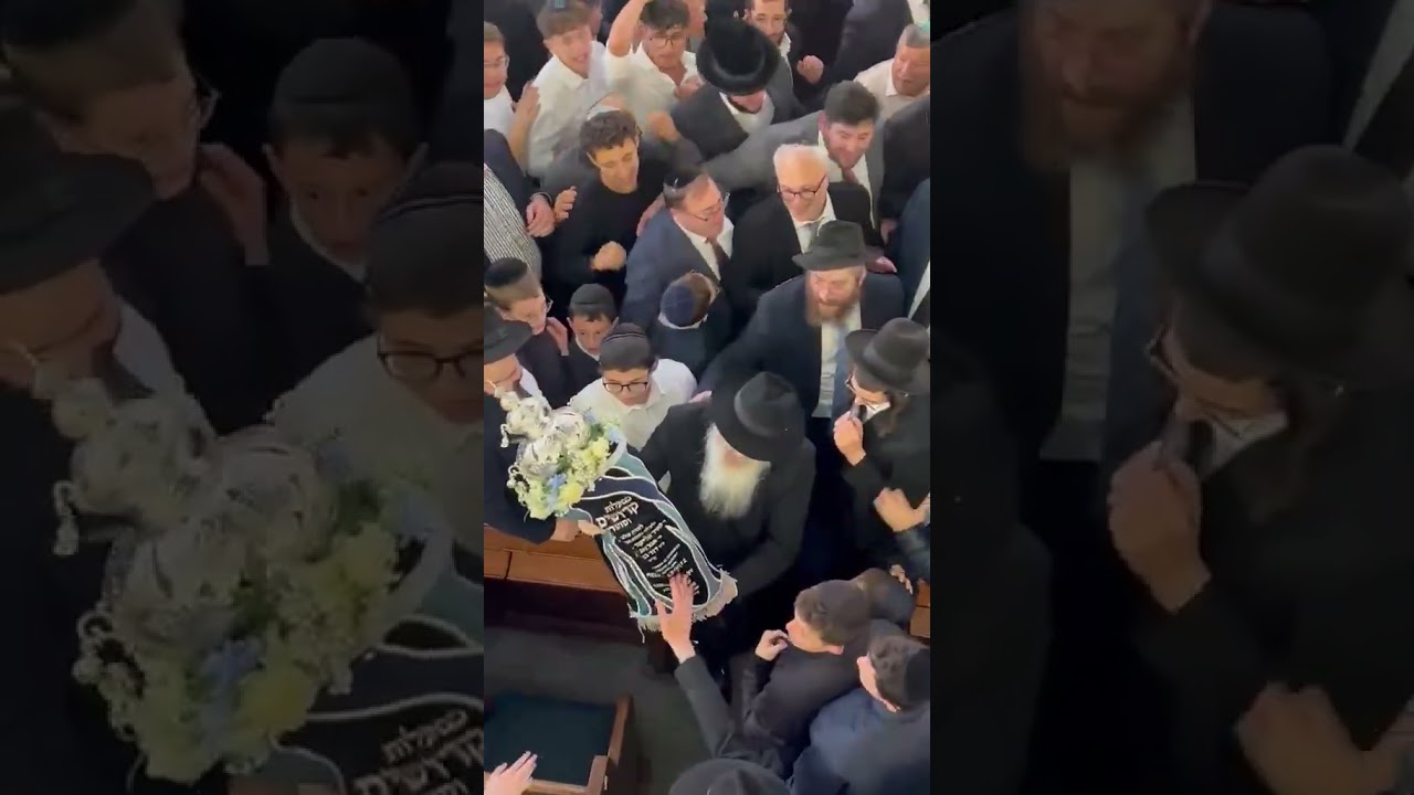 Sleduj Thousands Attend Manchester Hachnasas Sefer Torah in Memory of Yom Kippur Terror Victims na YouTube Sleduj Thousands Attend Manchester Hachnasas Sefer Torah in Memory of Yom Kippur Terror Victims na YouTube