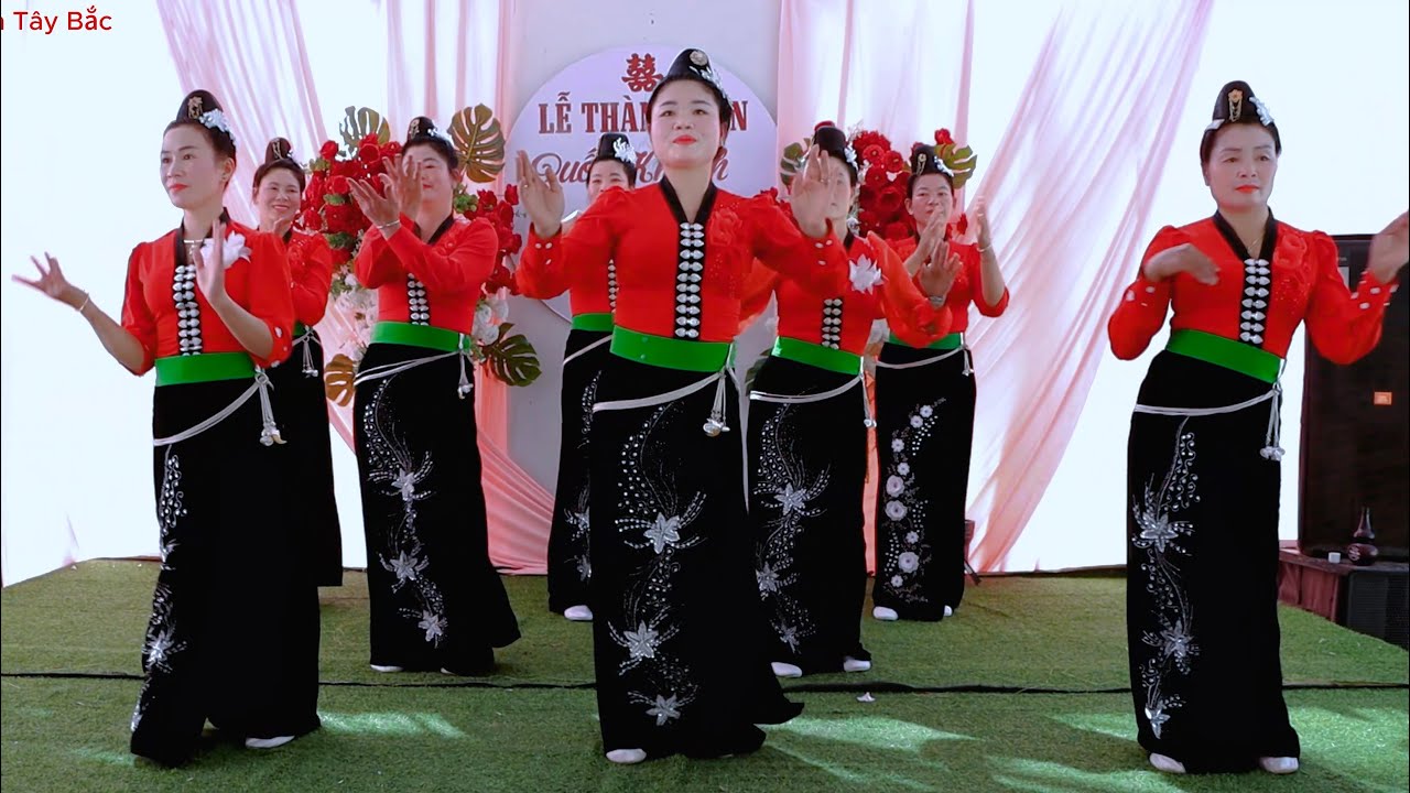 Múa mừng lễ thành hôn Quốc Khánh & Quỳnh Chi bản nà ten xã hua thanh Điện Biên