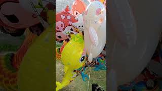 menemukan balon mainan banyak macamnya