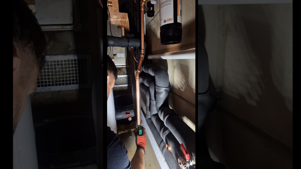 Cold-water to hot tank install — Kaltwasser an Speicher sauber verbunden.