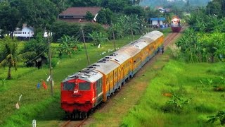 Kereta Api Patas Merak Dengan 2 Lokomotif Di Depan Dan Belakang