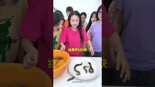 谁是泥鳅大王？捉泥鳅挑战，哈哈 #办公室搞笑 #真会玩系列