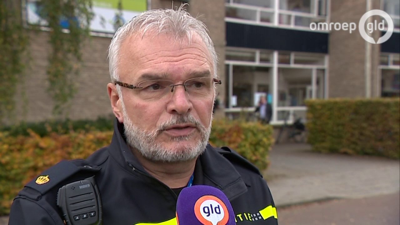 Brugklasser school Elst steekt leraar in bil