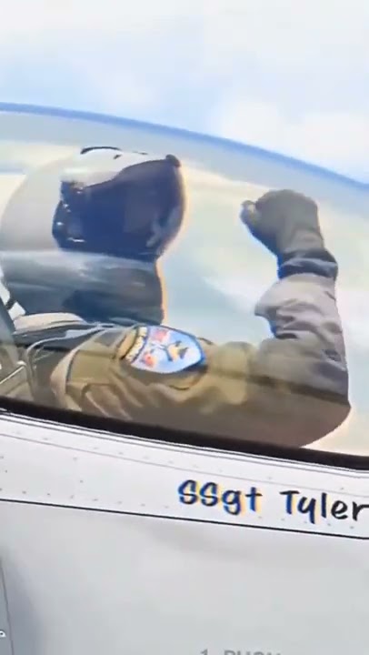 Pilotin eines F-16-Kampfflugzeugs führt im Roten Meer einen wahnsinnigen Senkrechtstart durch