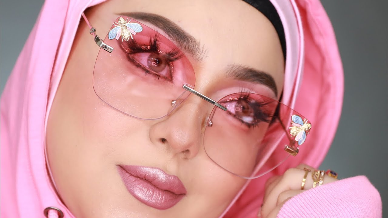 يوتيوبر عربية تحول نفسها بالميك اب لشكل عروسة لعبة