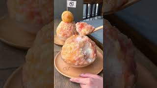 桃を3玉使って作る顔より大きいかき氷🍧桃ジャムと桃ヨーグルトの2種類のソースがかかってる！ #福岡グルメ