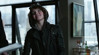 Selina Kyle | Gordon finds Selina at his apartment [Gotham 1x14] 1 / 1