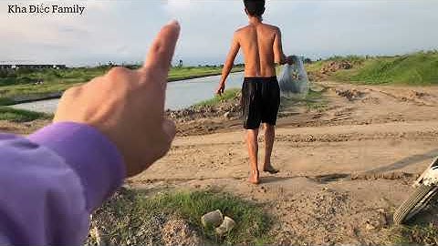 Theo chồng đánh lưới kiếm bữa cơm| Hết tiền mua cá thì làm thế nào| Kha Điếc Family