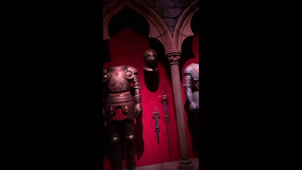 香港迪士尼樂園 Mystic Manor Armor Room All 3 Languages