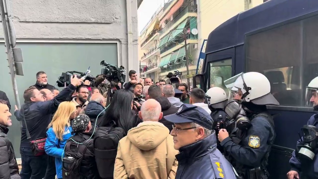 Διαμαρτυρία αγροτών στο πολιτικό γραφείο Κώστα Τσιάρα 