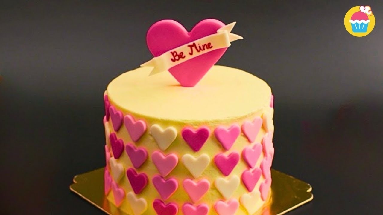 Эти розовые пирожные в форме сердечек настолько милые, что их жалко есть… Но я всё-таки съела 😭💘