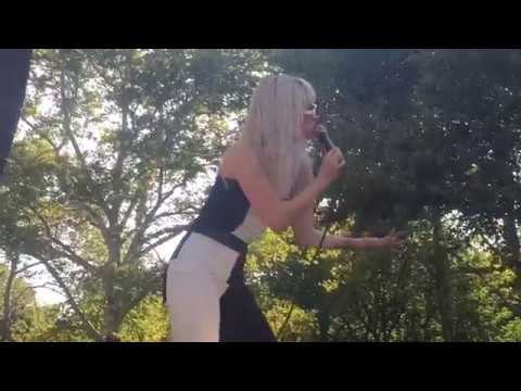 Paramore- Caught in the Middle (August 25th GMA)