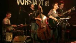 Laura & The Comrats Rise Avi