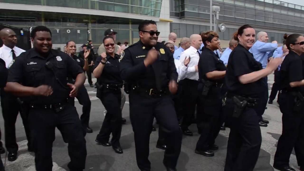 Dance policemen. Цинциннати полиция. Полиция танцы. Detroit Police Department. Black cop Dancing.