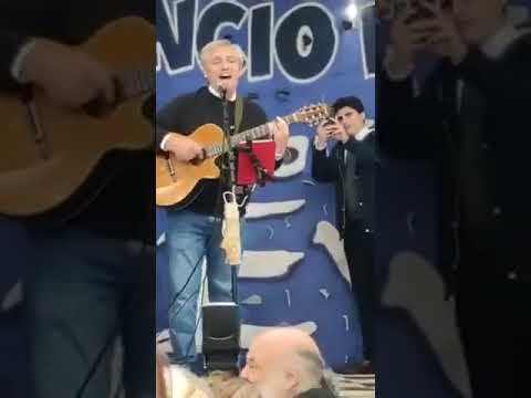 El presidente Alberto Fernández tocando Solo se trata de vivir