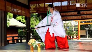 京都・城南宮で「夏越の祓」を前に神楽を披露