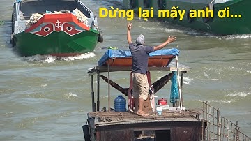 Chiếc ghe cây bất ngờ bị tắt máy giữa cống / vượt cống 10 cửa