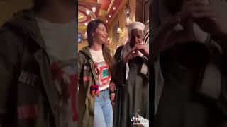 البنت بيضاء بيضاء بيضاء     سمعها