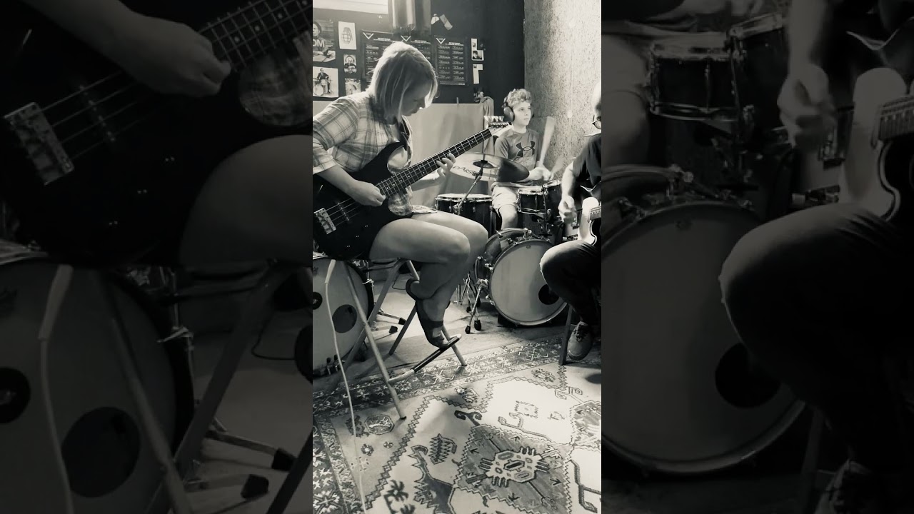 CLASES DE BATERÍA EN BARCELONA - Aprender música en familia: madre e hijo tocando Back in Black