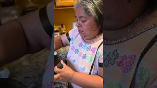 muy facil d preparar ok delisioso salsa d chile criollo d Mexico en el molcajete