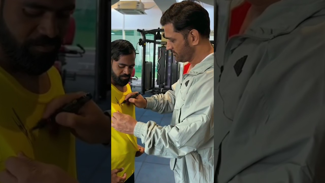 MS Dhoni Giving Autograph On A Fans Tshirt❤️❤️