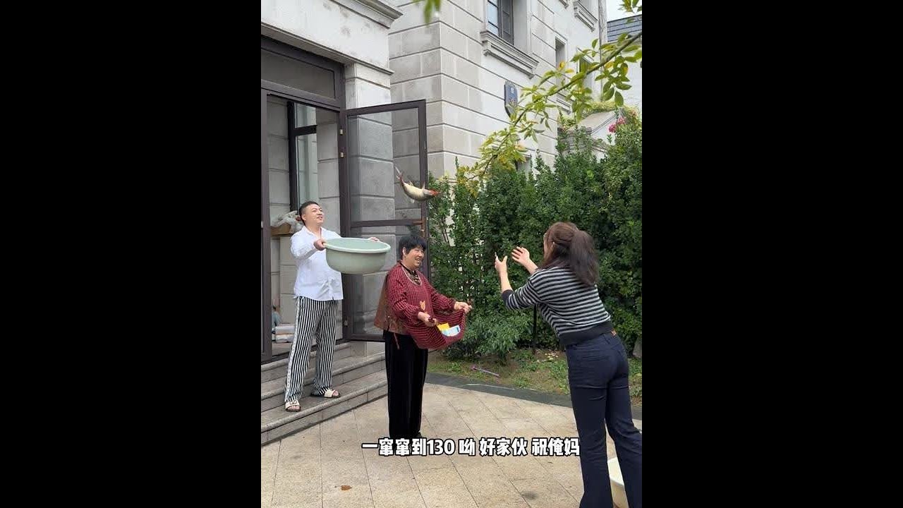 婆婆63岁了 俩小姑子给来给婆婆送大鲤鱼 你们那么有这样的风俗吗？吃饭的时候孩子们分享长大的梦想，烟火气裹着亲情，这就是最踏实的幸福～