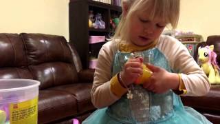 Вика лепит фигурки животных из пластилина. Victoria use Play-Doh and create animal's figures. Вика лепит фигурки животных из пластилина. Victoria use Play-Doh and create animal's figures.