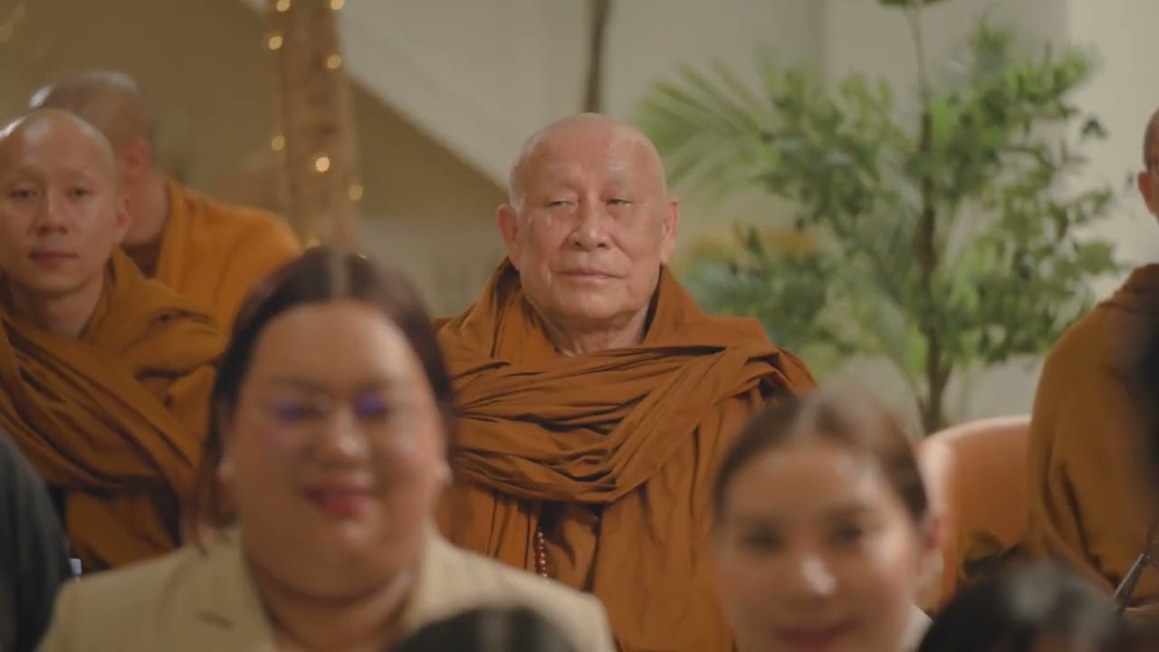 บรรยากาศพิธีสวดจักรพรรดิ์ นำโดยหลวงตาม้า  ณ คลินิกทันตกรรมวีนีริสท์