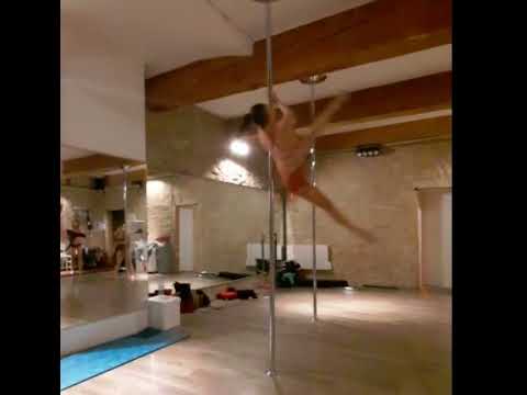 Combo pole dance avancé « Cup grip Aysha & Split elbow grip « by Alexandra Gerland