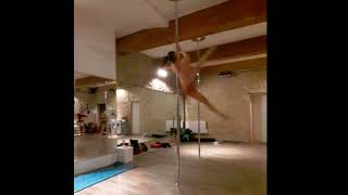 Combo pole dance avancé « Cup grip Aysha & Split elbow grip « by Alexandra Gerland