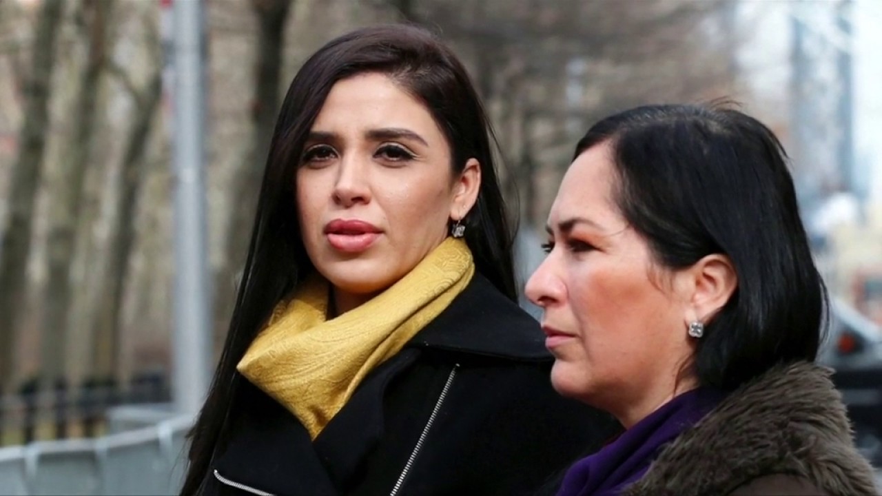 El Chapo Appears In New York Court And Smiles At His Wife Youtube