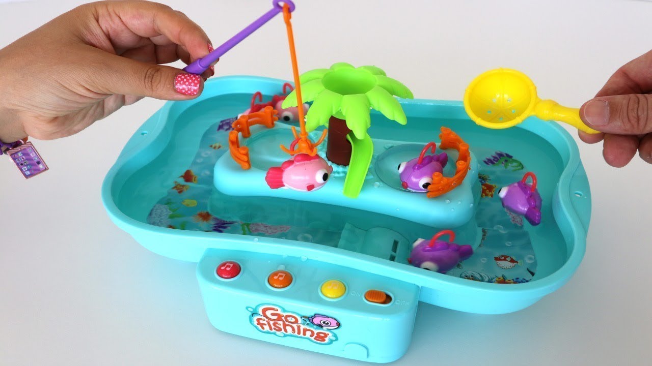 ⁣TotoyKids Juega a Atrapando Peces en la Piscina!!! Niños contra Niñas!!! Quién ganará???