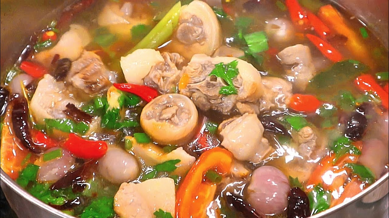 #Острый суп из свиных хвостов: ароматный и острый прозрачный бульон, идеально подходящий для упот...