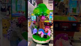 Coba lihat dia sangat berani berdiri di Wahana Carousell kuda mini #carousel #cute #funny