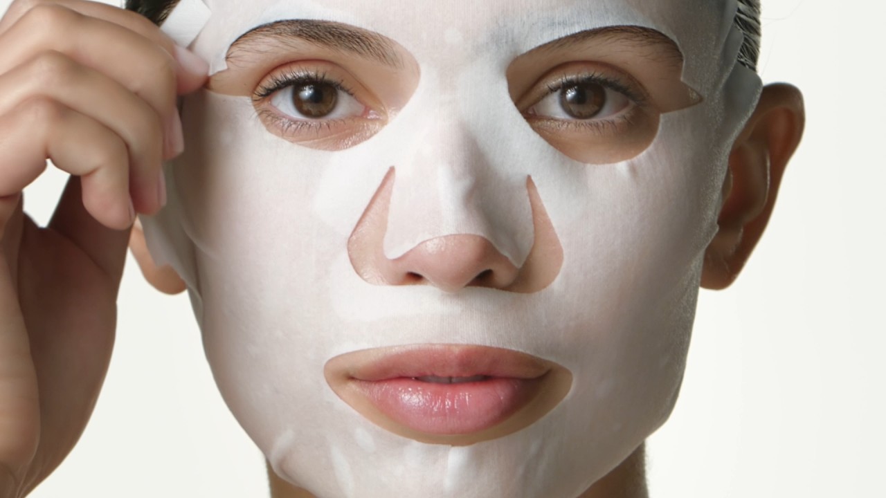 How to: The Treatment Lotion Hydrating Mask | La Mer - YouTube