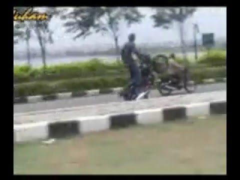 CHECK OUT THE HYDERABADI TEENAGERS BLAZING ON THEIR BIKES AT NECKLACE ROAD ON A FINE SUNDAY MORNING.STARRING, ZEESHAN.