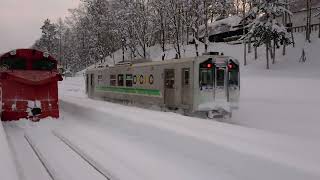 宗谷本線 塩狩駅  H100形 快速なよろ号 通過❗  DE15ラッセル車停車中。