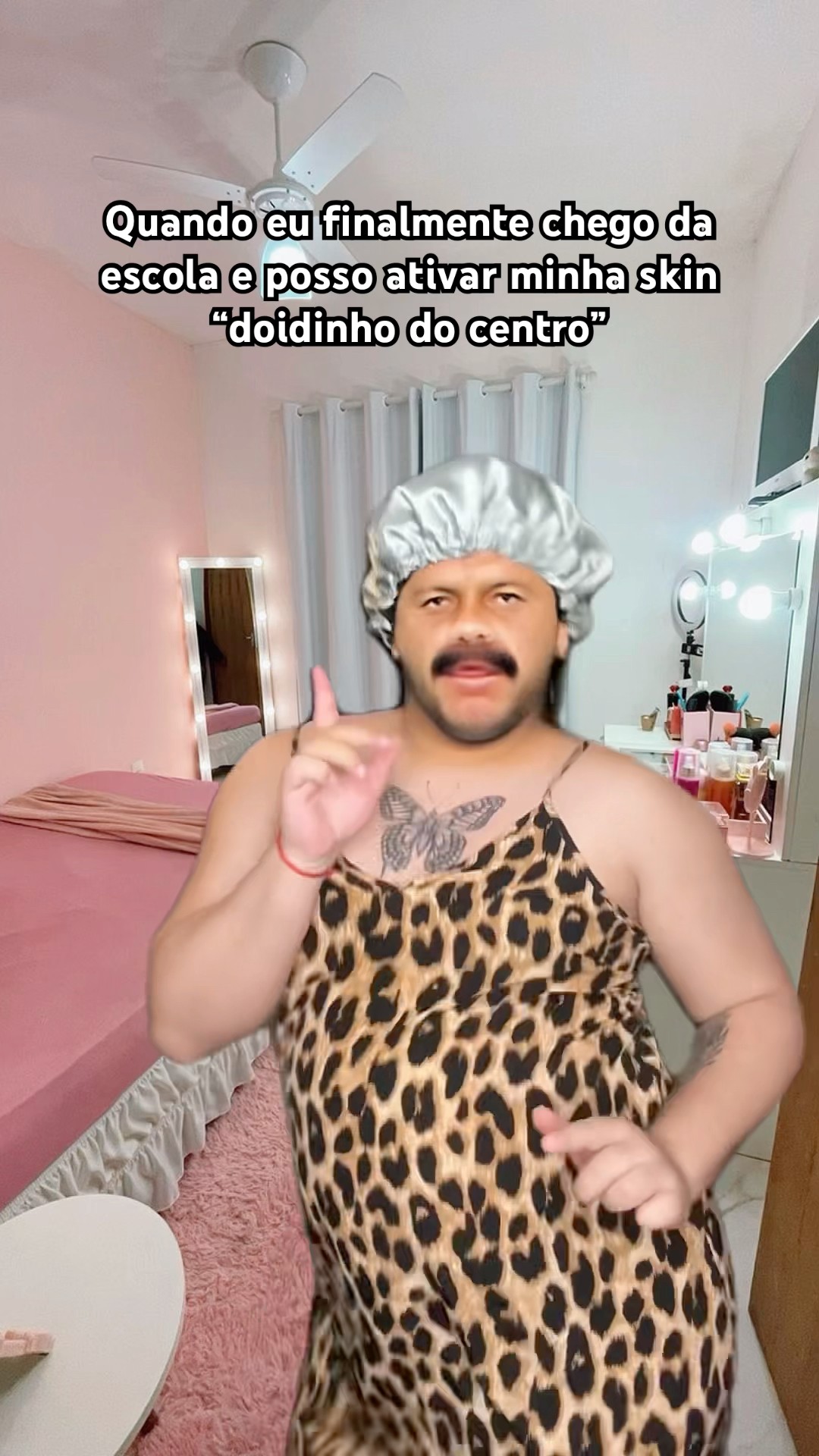 QUANDO EU FINALMENTE CHEGO DA ESCOLA E POSSO ATIVAR MINHA SKIN “DOIDINHO DO CENTRO”