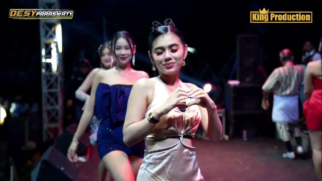 Yalangoch mulatta ayolning yaqindan surati