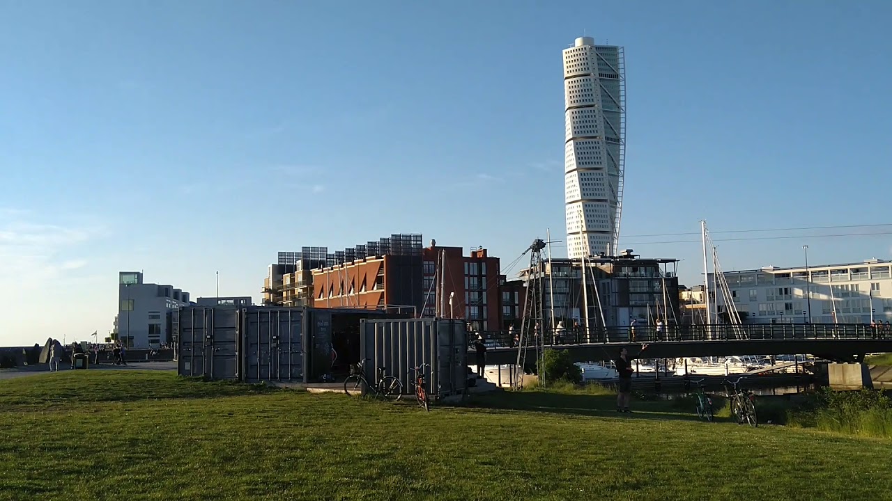 Sweden, Malmö, Västra Hamnen, Turbinkanalen, Sundspromenaden.