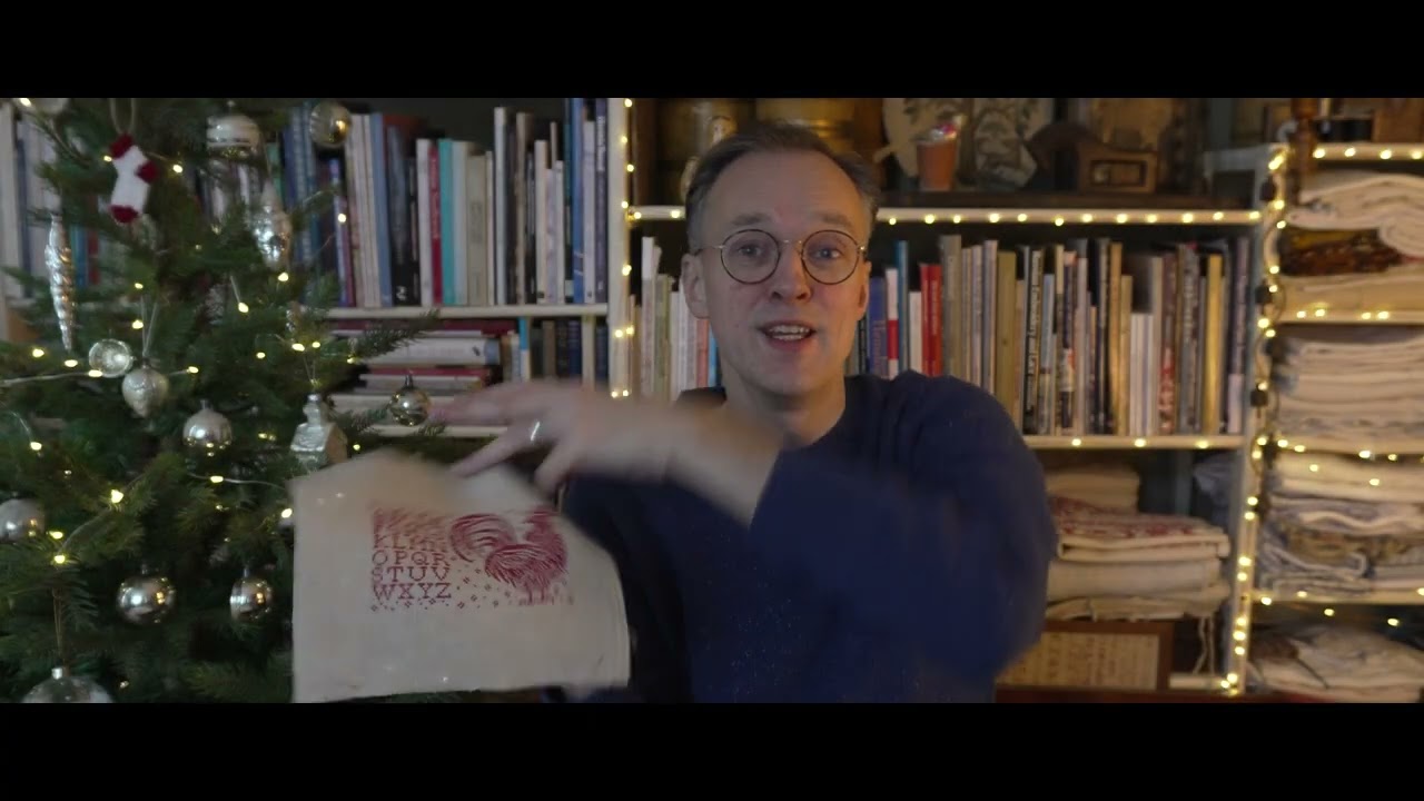 Современная народная вышивка с изображением птицы