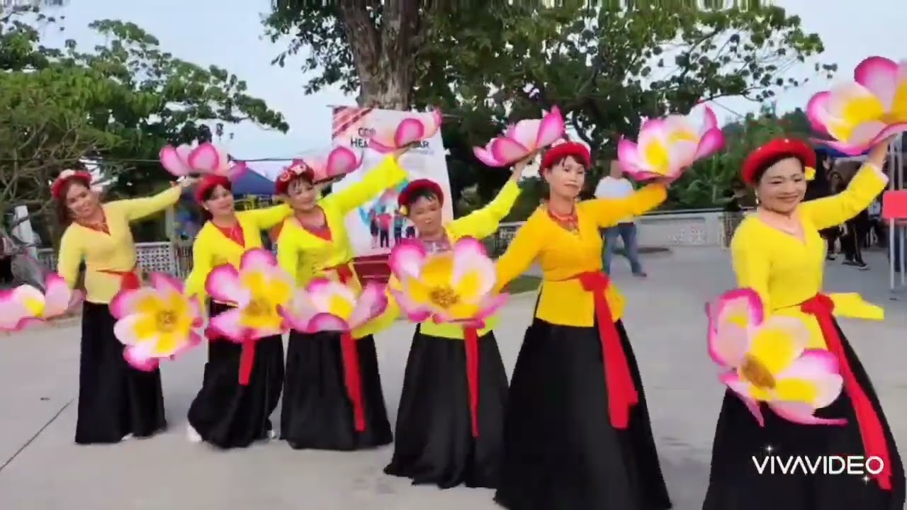 MÚA HÁT CHÈO : LỜI CHÚC CỦA MÙA XUÂN - SL: HƯNG THIÊN HUY. TỐP NỮ BIỂU DIỄN TẠI MA CAO TRUNG QUỐC