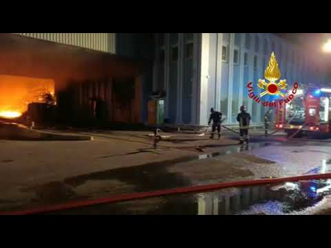 (VIDEO) Paura a Macchiareddu: vasto incendio in capannoni