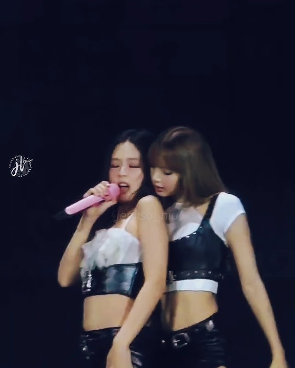 Lisa Gets This Close to Jennie’s Face 👀🔥