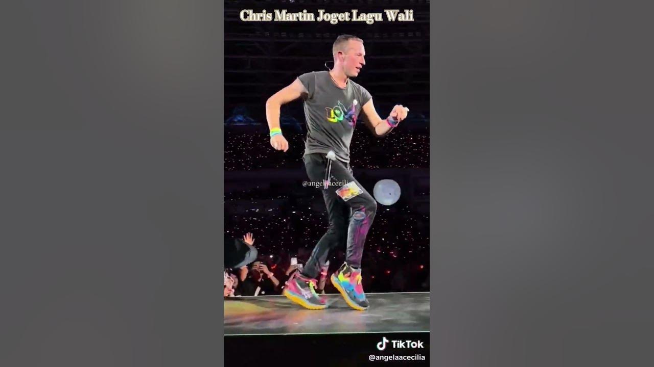Chris Martin joget lagu Wali di Konser Coldplay Jakarta