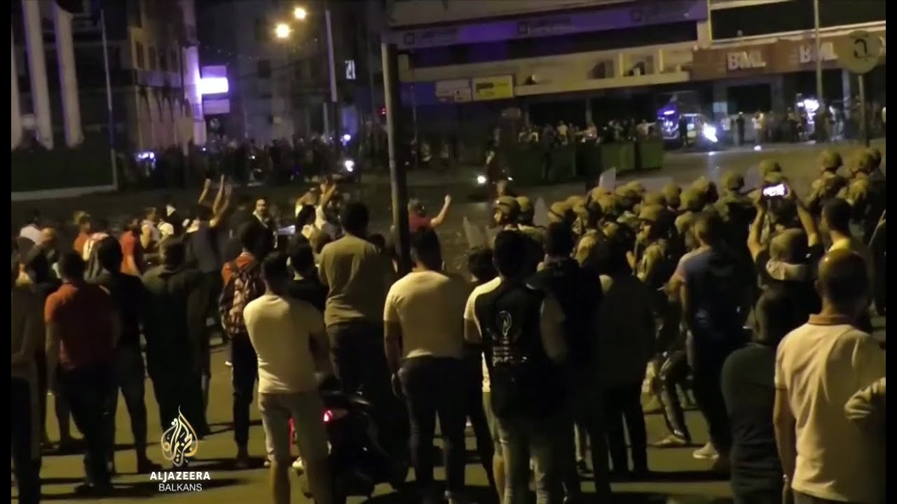 لبنانيون يحتجون على تخفيض قيمة العملة المحلية