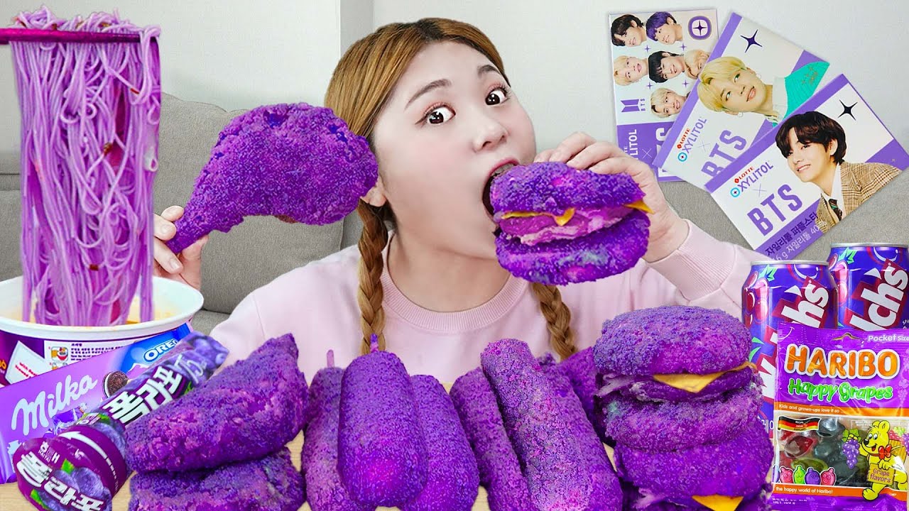MUKBANG 하이유의 직접 만든 퍼플 치킨 핫도그 햄버거 BTS 껌 디저트 먹방! PURPLE Convenience Store Food | HIU 하이유